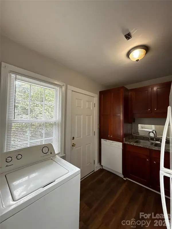 1412 Claridge LN, Charlotte, NC 28209