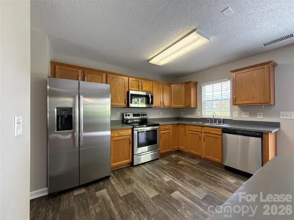 1032 Meadowbrook LN SW, Charlotte, NC 28027
