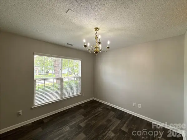 1032 Meadowbrook LN SW, Charlotte, NC 28027