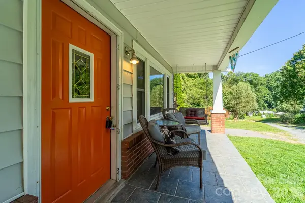 80 Nature LN, Waynesville, NC 28786