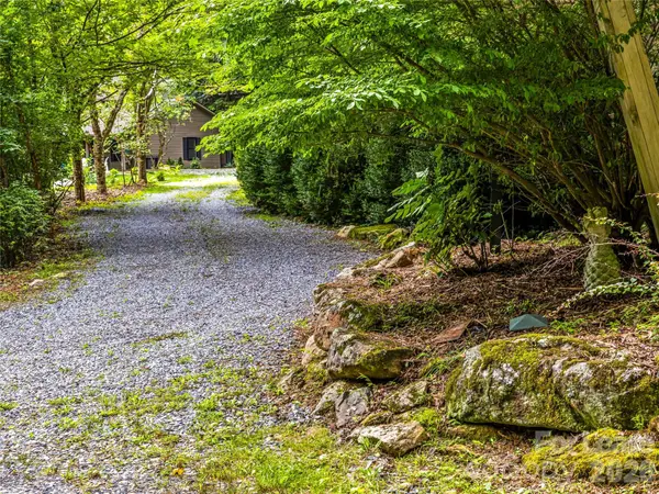 81 Summer Trees LN, Burnsville, NC 28714