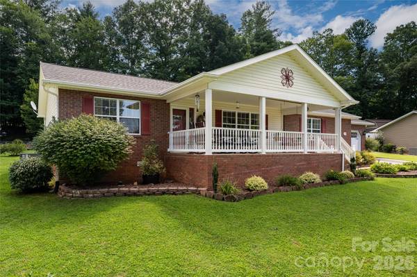 40 Meadow DR, Horse Shoe, NC 28742