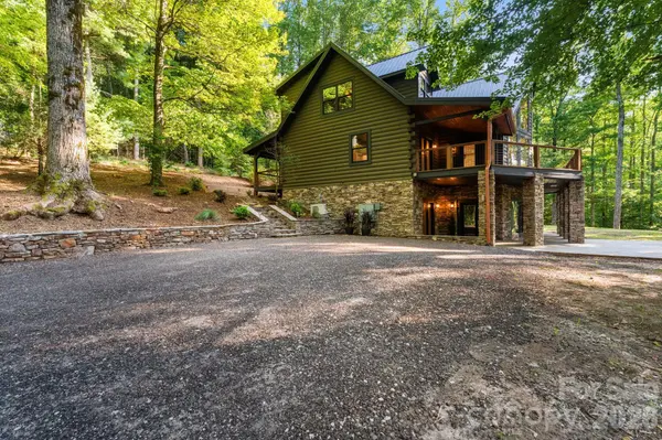 40 Boulder LN, Hendersonville, NC 28792