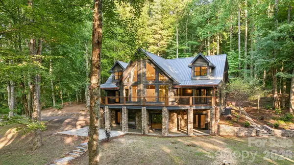 40 Boulder LN, Hendersonville, NC 28792