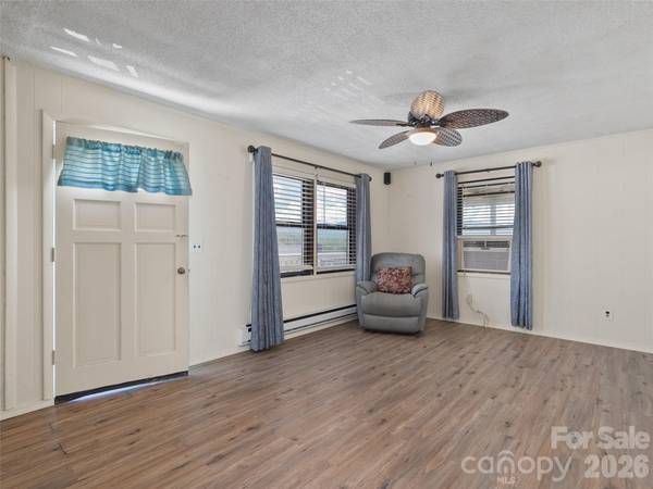 83 Rocky ST, Canton, NC 28716