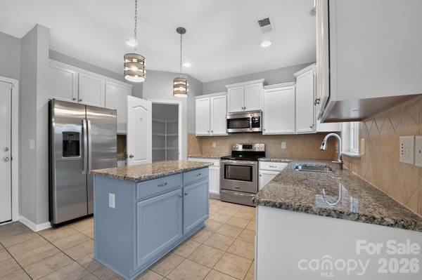 8224 Kelburn LN, Charlotte, NC 28273