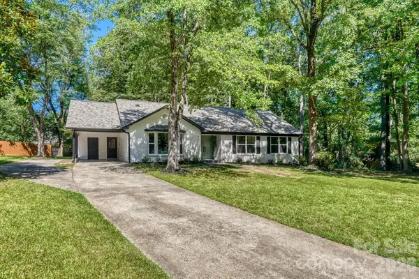 900 Burtonwood CIR, Charlotte, NC 28212