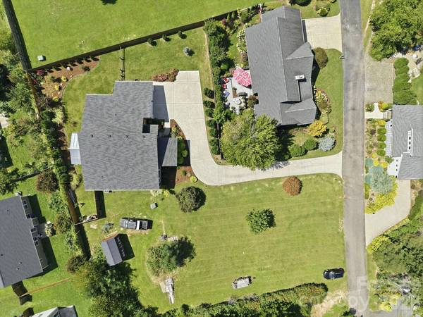112 Upper Grove LN, Weaverville, NC 28787