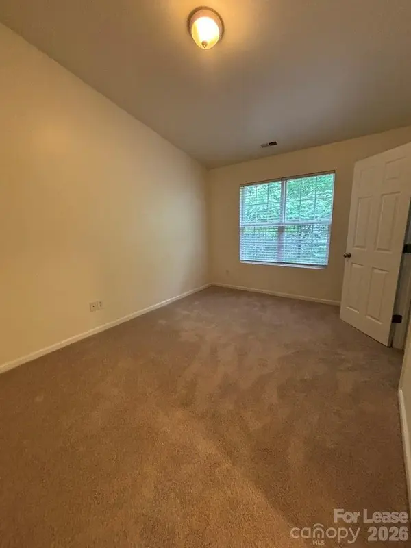 18 Sharpstone LN, Durham, NC 27703