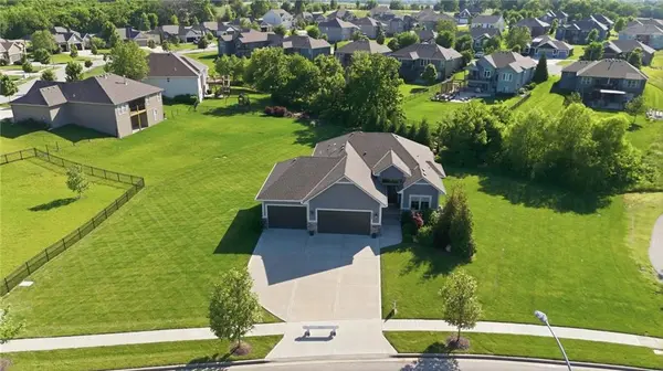 19024 Theden ST, Spring Hill, KS 66083