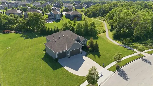 19024 Theden ST, Spring Hill, KS 66083