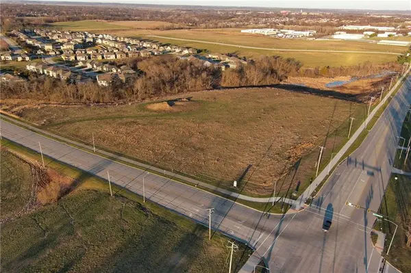 1964 Eisenhower RD, Leavenworth, KS 66048