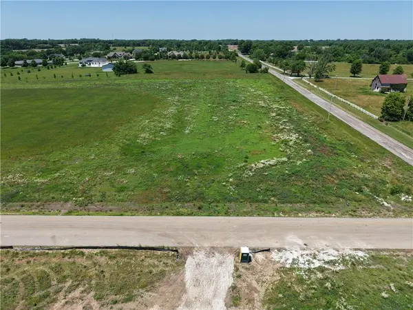 20720 Briar ST, Stilwell, KS 66085