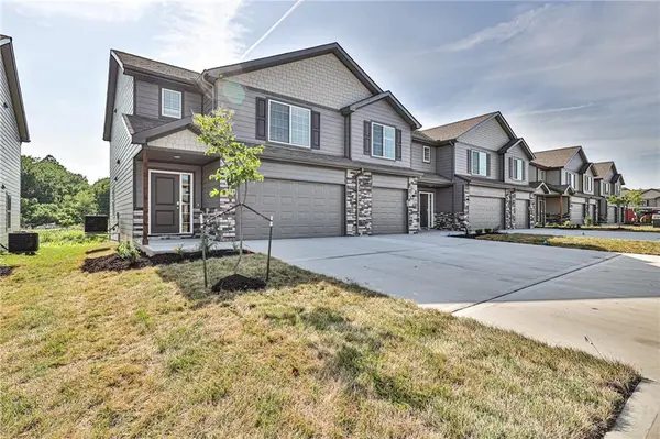 1502 NE Shale CT, Grain Valley, MO 64029