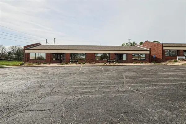 1900 NW Copper Oaks CIR, Blue Springs, MO 64015