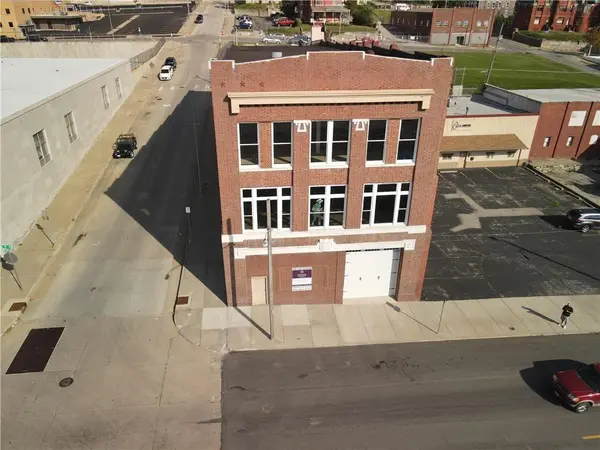 305 S 8th ST, St Joseph, MO 64501