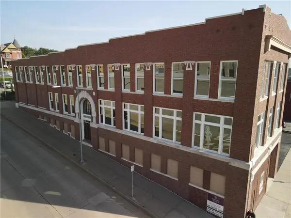 305 S 8th ST, St Joseph, MO 64501