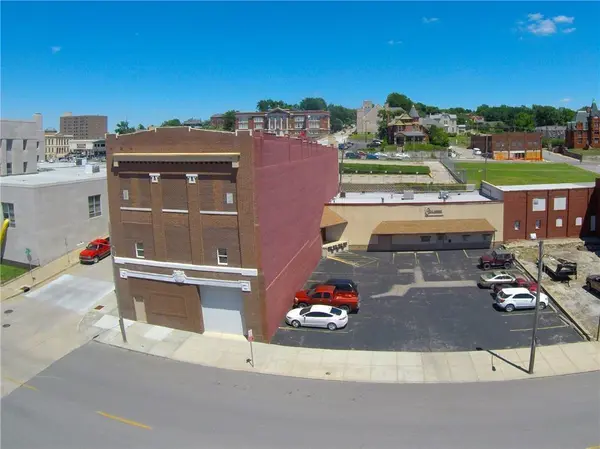 305 S 8th ST, St Joseph, MO 64501