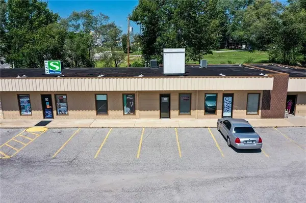 411-425 S Belt HWY, St Joseph, MO 64506