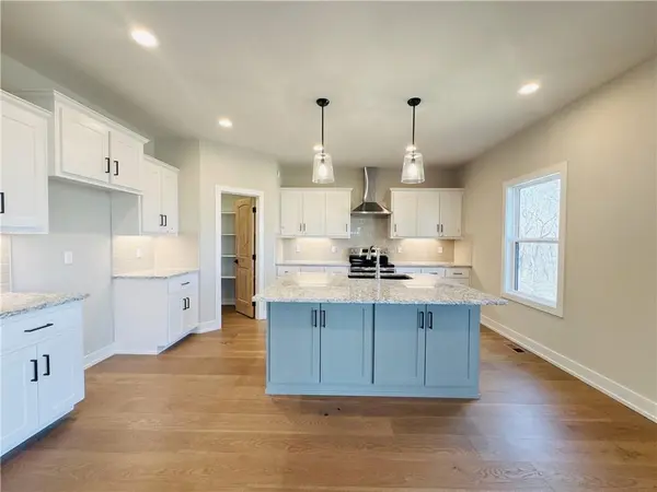 18000 N Peach Blossom DR, Platte City, MO 64079