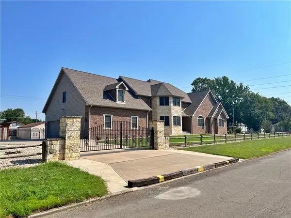 417 E 9th ST, Pittsburg, KS 66762