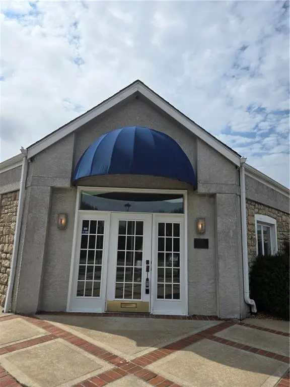 676 SE Bayberry LN, Lee's Summit, MO 64063
