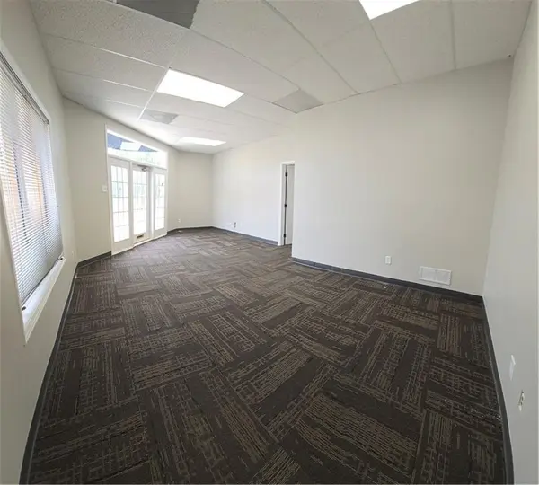 676 SE Bayberry LN, Lee's Summit, MO 64063