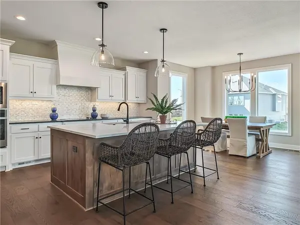 9300 Zarda DR, Lenexa, KS 66227
