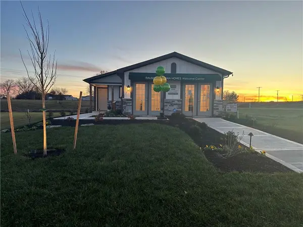 2134 Woodfield DR, Tonganoxie, KS 66086