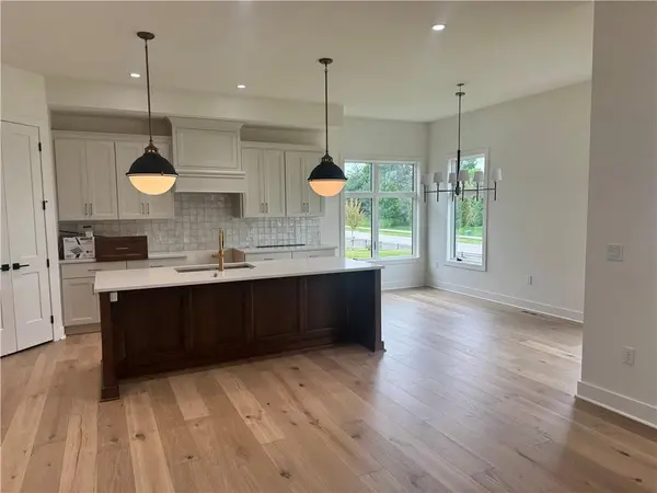 2852 W 133rd TER, Leawood, KS 66209