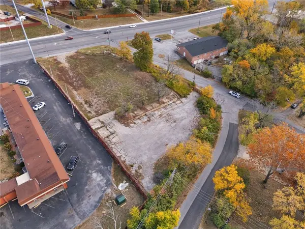 10305 E Us 40 HWY, Independence, MO 64055