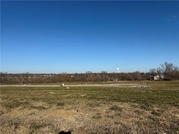 2214 Crestview PL, Raymore, MO 64083
