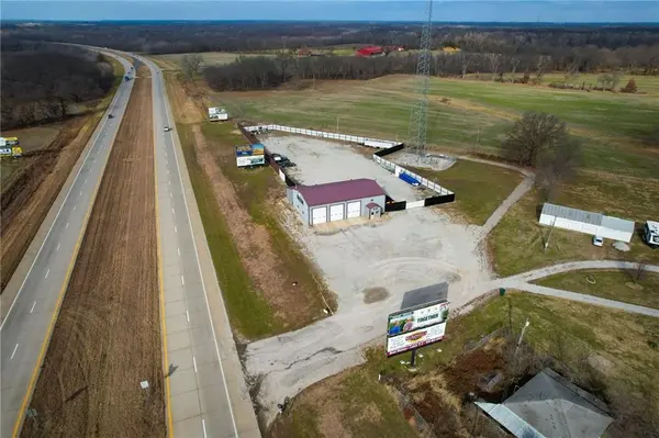 369 575p RD, Clinton, MO 64735