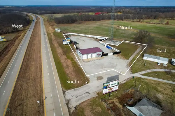 369 575p RD, Clinton, MO 64735