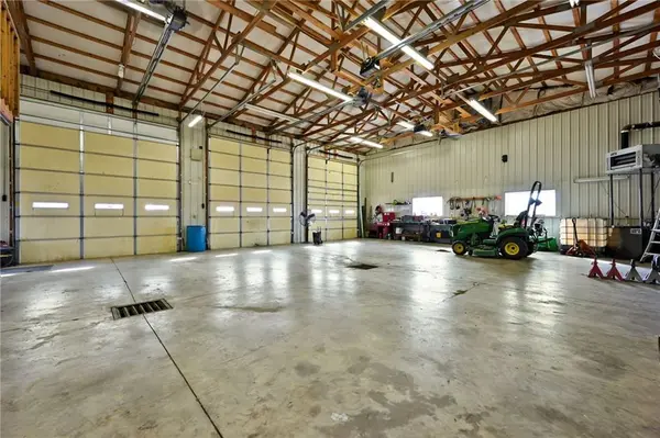 369 575p RD, Clinton, MO 64735