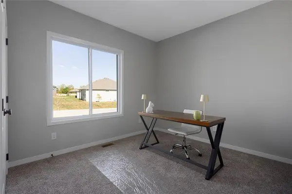 204 SW Chelmsford DR, Blue Springs, MO 64014
