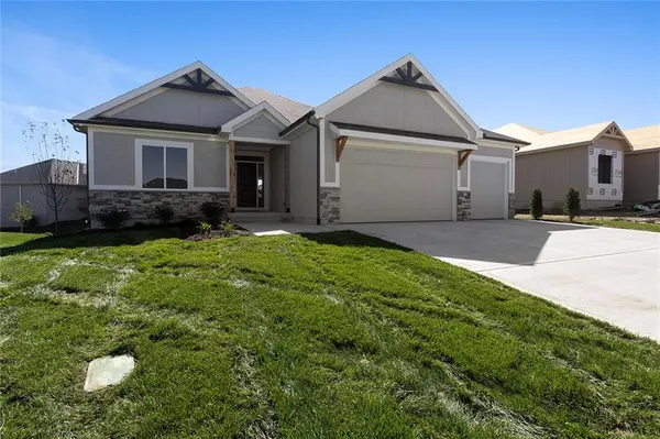 204 SW Chelmsford DR, Blue Springs, MO 64014