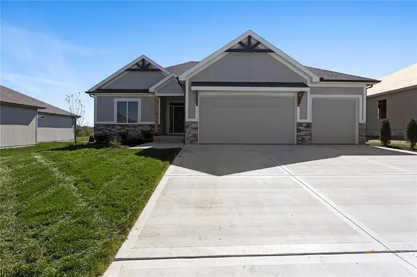 204 SW Chelmsford DR, Blue Springs, MO 64014