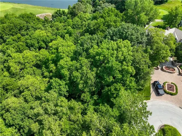 6540 Ridge RD, Parkville, MO 64512