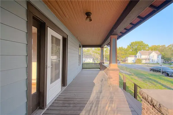 107 W Shawnee ST, Paola, KS 66071