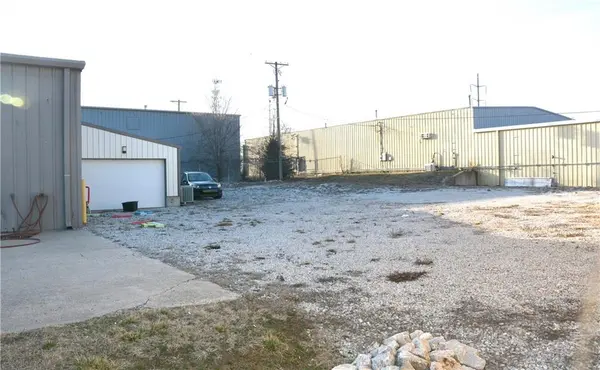 2929 E US Highway 40 HWY, Blue Springs, MO 64015