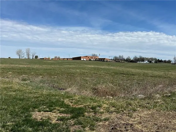 1302 Heatherwood DR, Paola, KS 66071