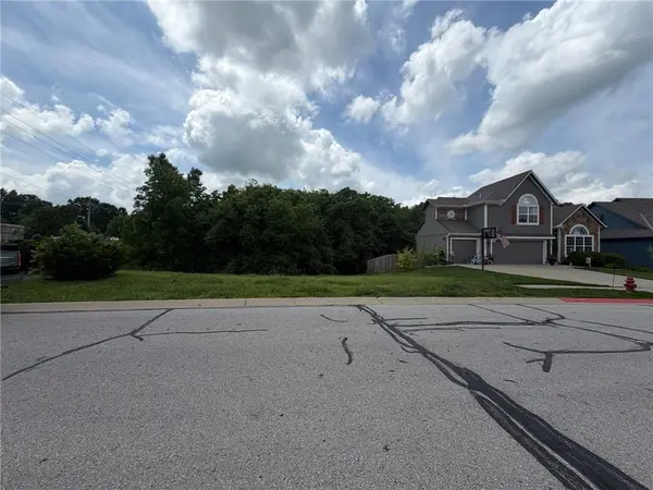 911 S 12 ST, Louisburg, KS 66053