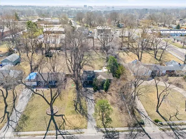 6909 W 82nd ST, Overland Park, KS 66204
