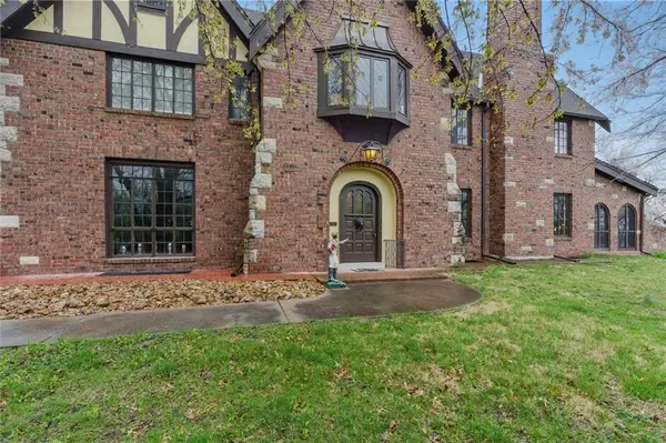 8 Orchard PL, Excelsior Springs, MO 64024