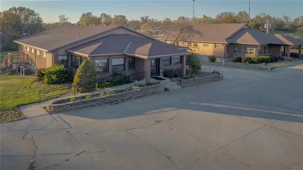 1006 N Jesse James RD, Excelsior Springs, MO 64024
