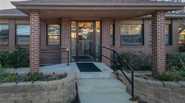 1006 N Jesse James RD, Excelsior Springs, MO 64024