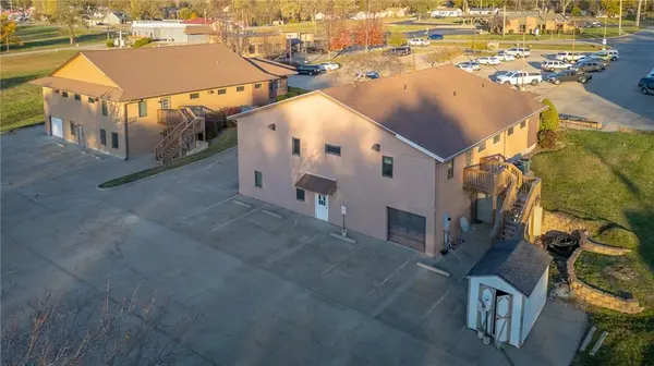 1006 N Jesse James RD, Excelsior Springs, MO 64024