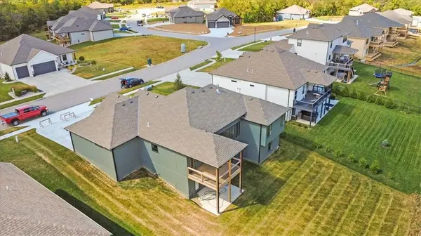 604 Blackhawke DR, Smithville, MO 64089