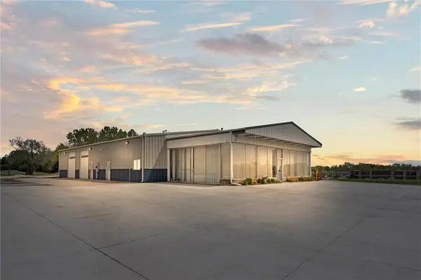 325 State AVE, Tonganoxie, KS 66086